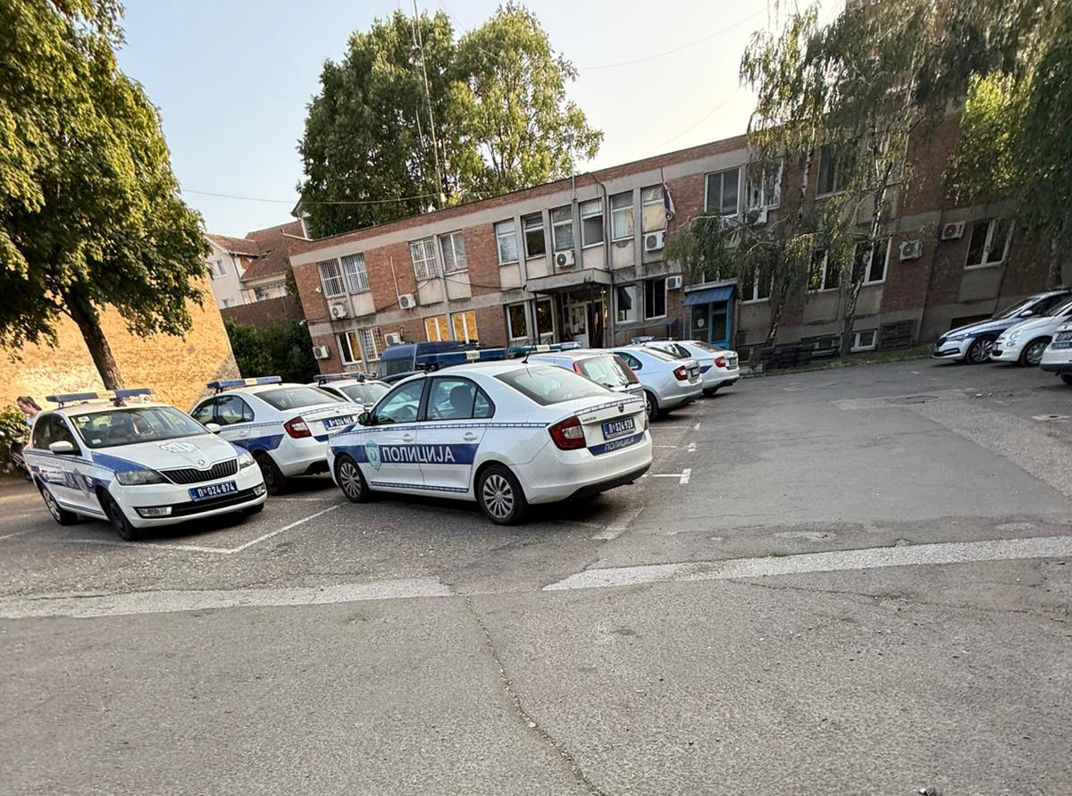 JEZIVA TUČA U GRABOVCU: Potukla se braća ispred seoske kafane – staklenom flašom razbio glavu starijem bratu!